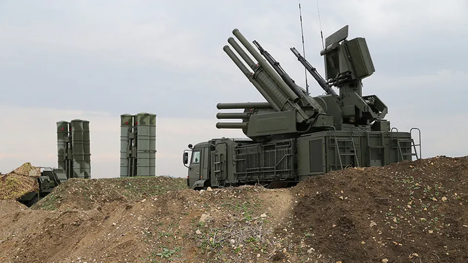 Новая российская радиолокационно‑электронная система, как утверждают эксперты, может подавлять сигнал терминалов Starlink на площади до 20 км²; власти также ужесточили правила ввоза спутникового оборудования.