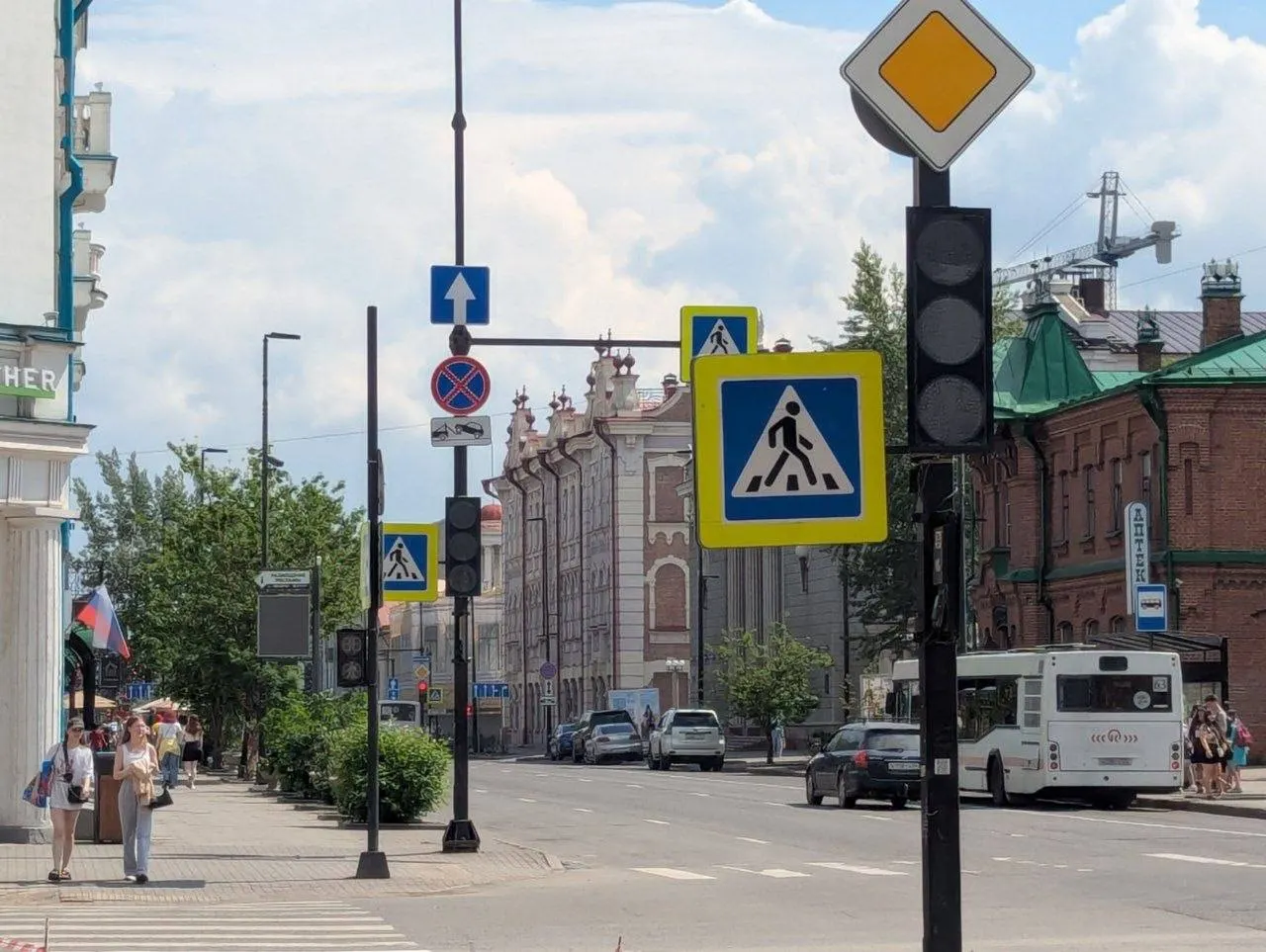 В результате аварии в центре Красноярска отключилось электричество: часть улиц осталась без освещения и светофоров, хотя в некоторых зданиях подача электроэнергии сохраняется.