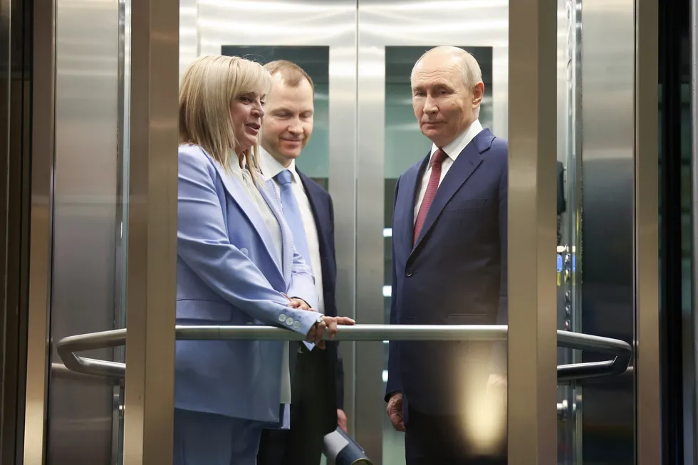 Руководство силовых ведомств добивается отмены или переноса выборов в Госдуму из‑за экономических трудностей и снижающихся рейтингов; в администрации идут острые дебаты о целесообразности такого шага.