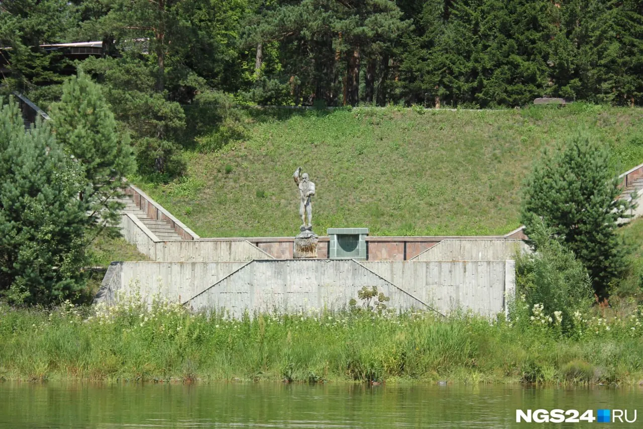 На публичных слушаниях в Удачном отклонили запрос на смену назначения четырёх участков усадьбы Быкова с ИЖС на блокированную жилую застройку (таунхаусы). Речь о нескольких участках по ~2000 м² в составе усадьбы площадью 9,5 га.