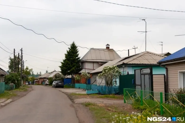 В присоединённом к Красноярску посёлке Берёзовка собираются строить многоквартирные дома: в зону застройки попадут участки на нескольких улицах. Жители опасаются сноса частных домов, администрация говорит, что изымать участки и сносить дома не планируют.