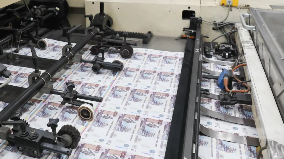 Регулятор ввёл в банковскую систему около 4,75 трлн рублей через репо под облигации федерального займа. Эксперты предупреждают, что такая схема фактически монетизирует госдолг и усиливает инфляционные риски.