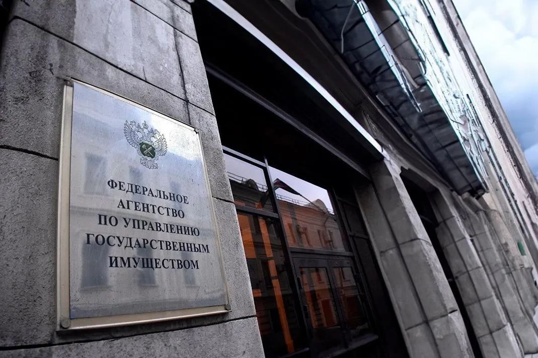 Новый закон отменяет ценовой порог и шестимесячную паузу при повторных торгах — теперь в продажу можно выставлять любые конфискованные квартиры; вводятся ограничения для оценщиков и организаторов торгов, а для религиозной собственности отменяют срок давности по оспариванию приватизации.