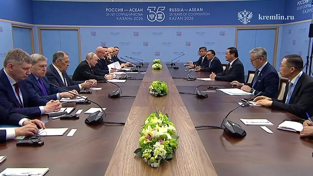 На саммите Владимир Путин говорил о развитии двусторонних связей, поблагодарил лидеров Вьетнама и Лаоса — подаренных слонов передадут в Казанский зоопарк. Министр иностранных дел Сергей Лавров заявил о намерении наносить массированные удары по объектам Вооружённых сил Украины.