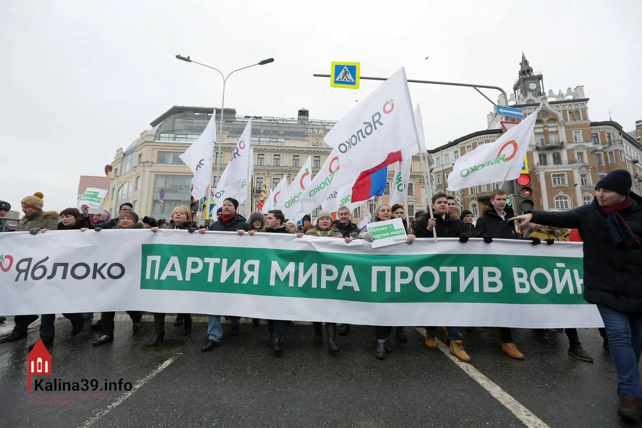 После регистрации федерального списка «Яблока» эксперты обсуждают, зачем власти позволили участвовать партии, выступающей против войны, и как это может перераспределить протестные настроения на выборах.