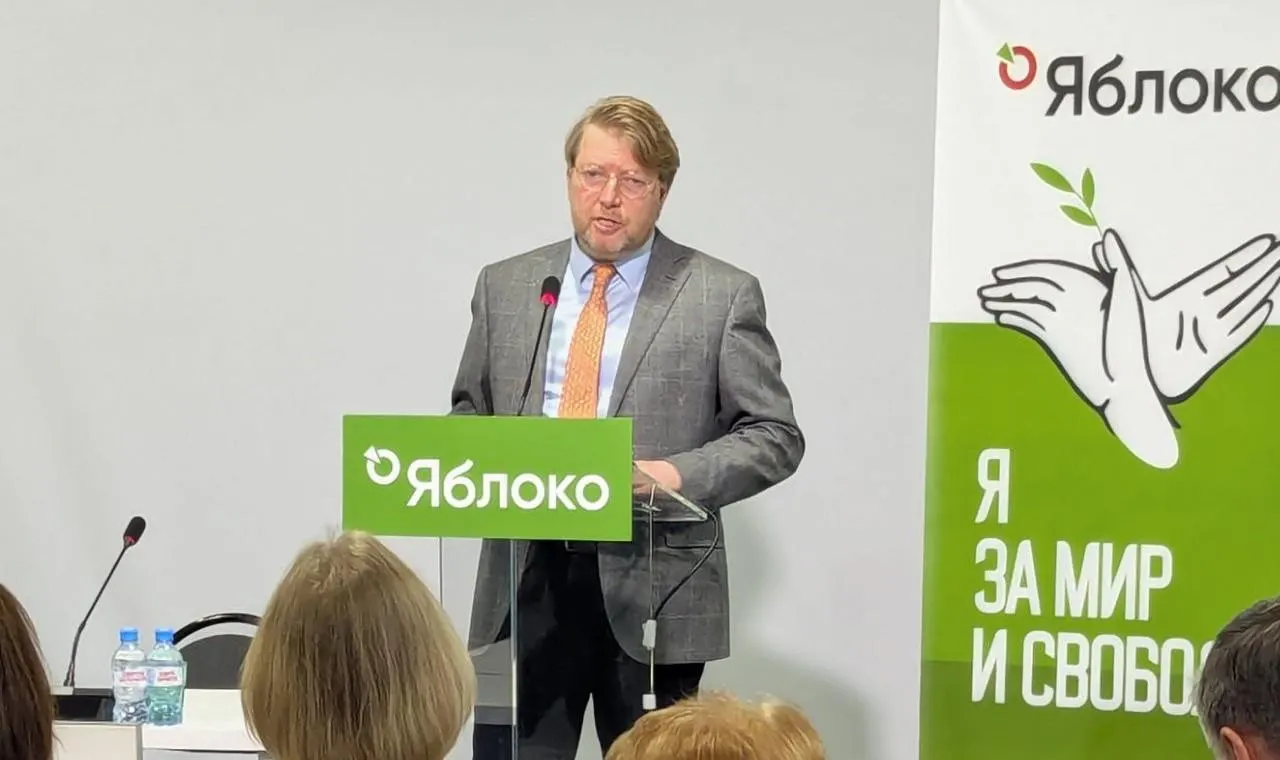 Верховный суд оставил в силе решение о штрафе председателю партии «Яблоко» — мера последовала после публикации фотографии погибшего политика. Партия намерена обжаловать решение в Конституционном суде.
