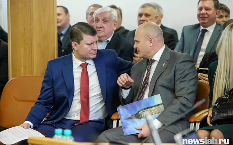 Центральный районный суд принял ходатайство защиты и закрыл от журналистов заседания по делу Владислава Логинова. Ему и другим фигурантам вменяют получение и посредничество при особо крупных взятках на сотни миллионов рублей.