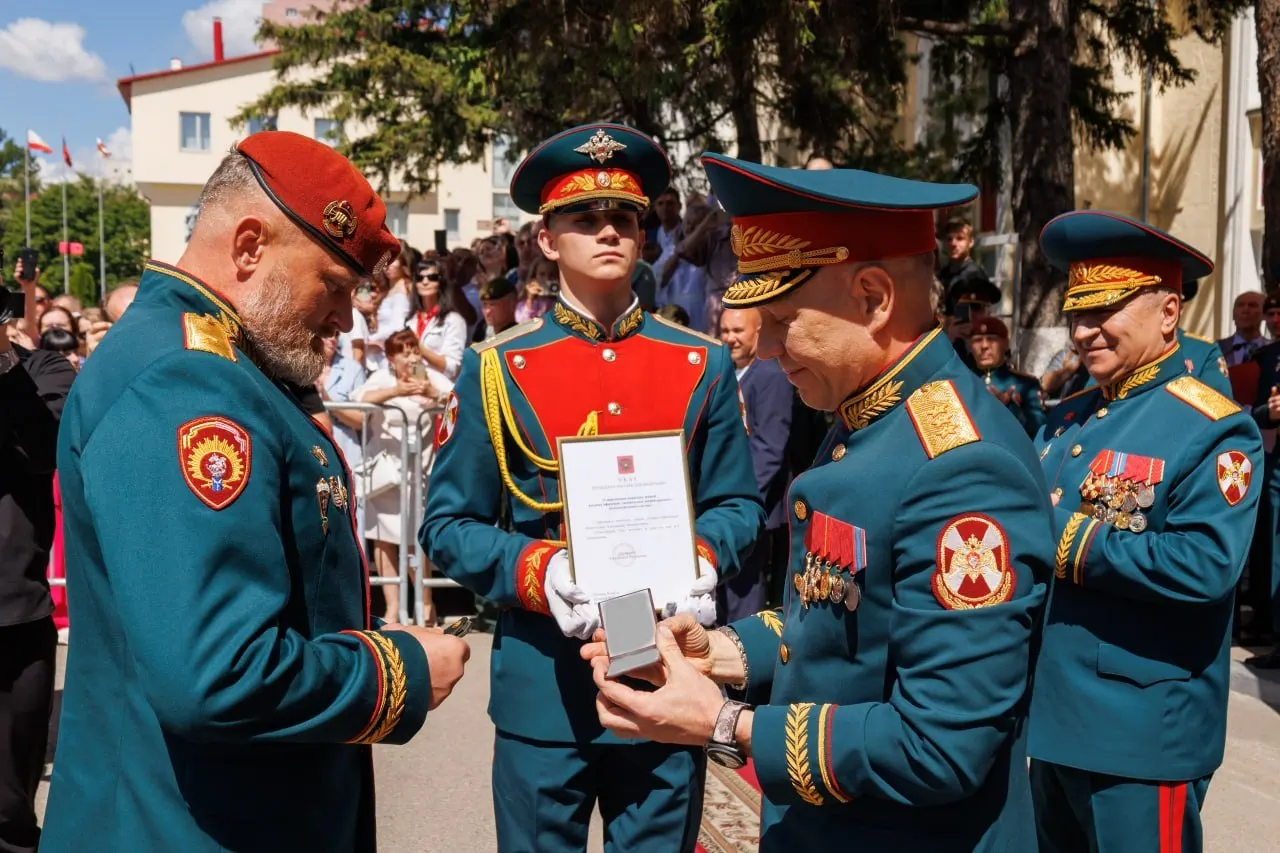 Начальнику Саратовского института войск национальной гвардии Александру Белоглазову присвоено воинское звание генерал-лейтенанта. Погоны и удостоверение вручил заместитель директора Росгвардии Анатолий Маликов.