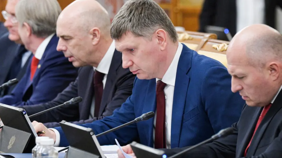 Минэкономразвития фиксирует рост ВВП за январь–май на 0,2%. Промышленность и инвестиции остаются в стагнации, есть значительная региональная разница и нарастающие риски из‑за падения цен на нефть и проблем нефтепереработки.