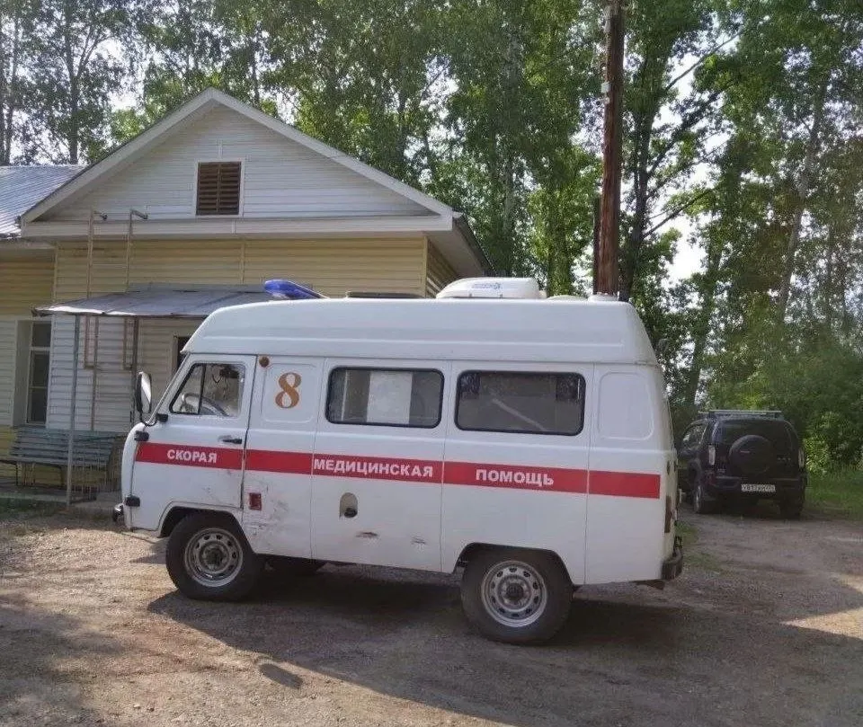 В Енисейском округе одна бригада скорой помощи обслуживает поселок Подтёсово и близлежащие населённые пункты. Дальние маршруты и закрытые переправы требуют серьёзных дорожных усилий, а отсутствие необходимого оборудования вызывает тревогу у медработников.