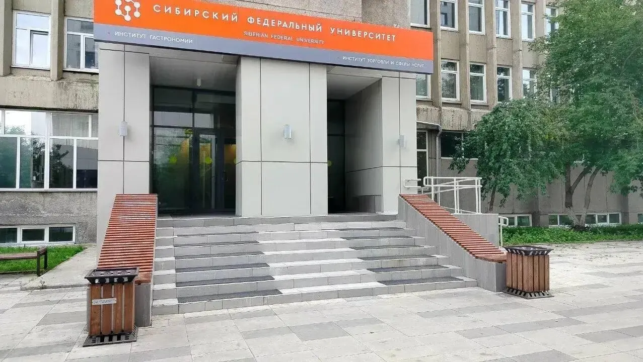 В Красноярске сотрудницу Сибирского федерального университета признали виновной в организации фиктивного обучения знакомого на магистратуре; суд вынес штраф в пятьсот тысяч рублей.