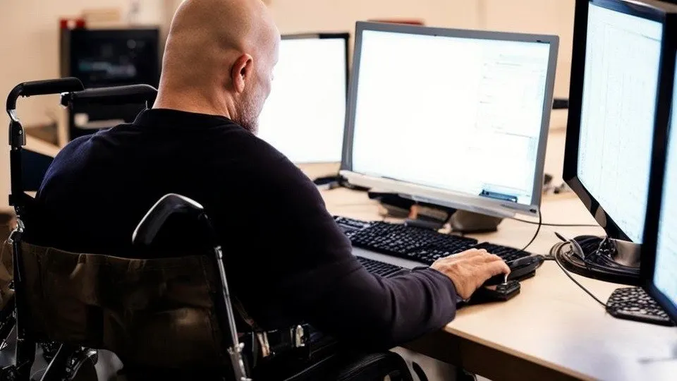 С 1 сентября работодатели с численностью свыше 100 сотрудников обязаны трудоустанавливать не менее 1% участников СВО; за нарушение предусмотрены штрафы от 5 000 до 30 000 рублей.