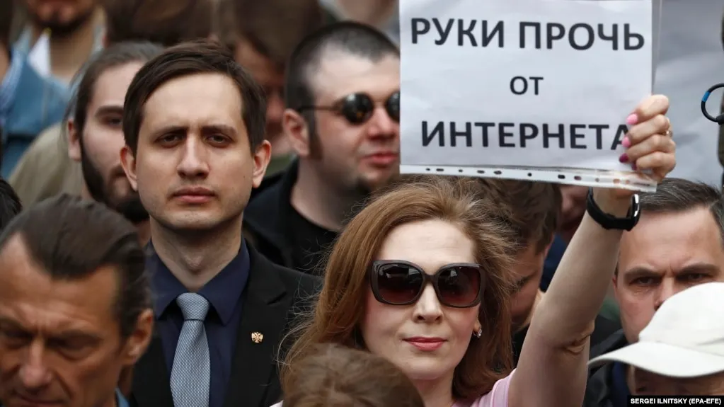 Роскомнадзор провёл масштабную блокировку VPN-сервисов, затронув IP‑адреса десятков хостингов. По данным отраслевых источников, меры могут усилиться.