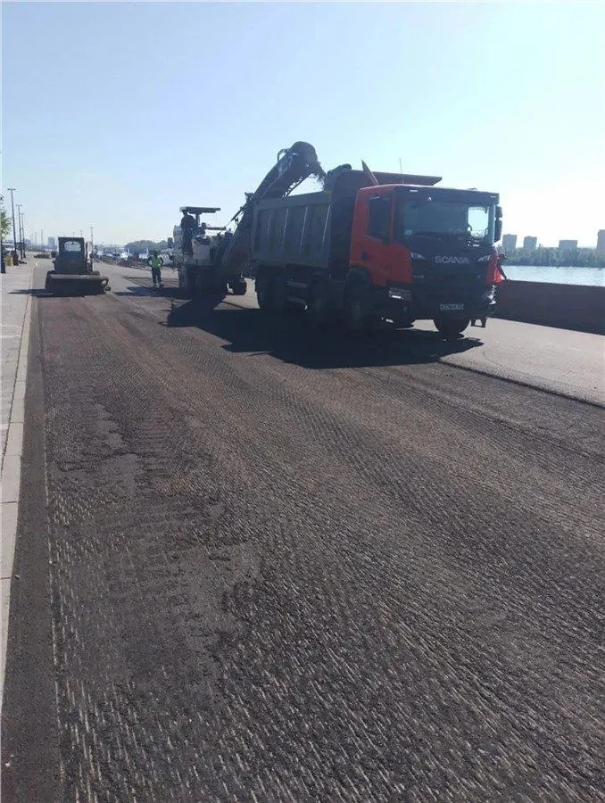 Работы на набережной направлены на устранение лохмотьев воды после дождей: улучшаются уклон и покрытие, чтобы лужи не образовывались.