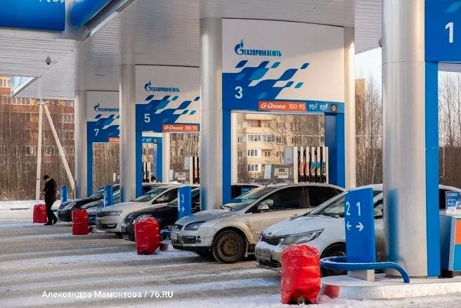 Клиентам доступна оплата после заправки; лимиты сняты в Санкт-Петербурге, Москве и ещё в девяти регионах.