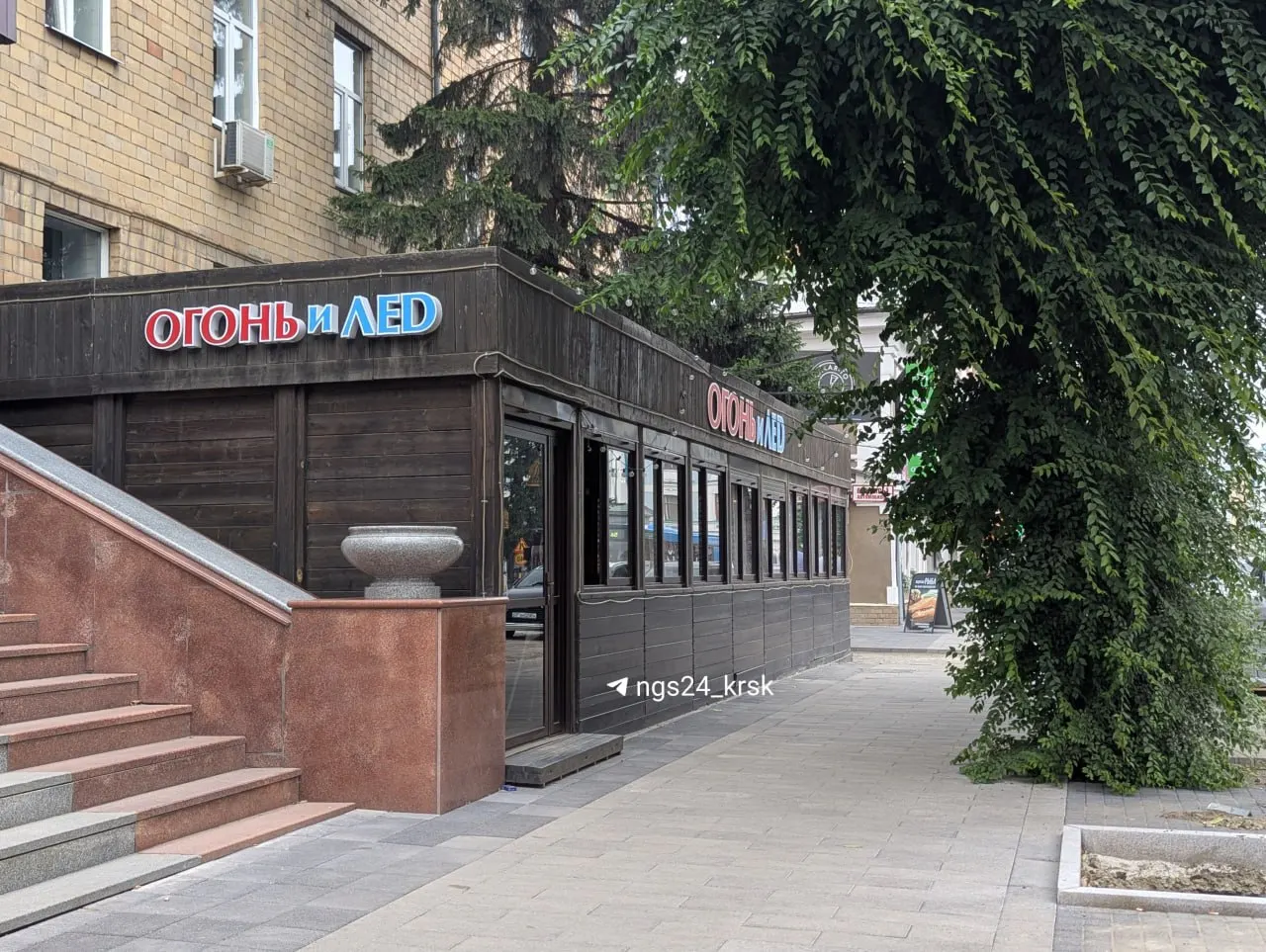 Заведение на Кирова, работавшее с 2011 года, выставлено на рынок за примерно 4,7–5 млн рублей; площадь 450 кв.м., 22 сотрудника, аренда 480 тыс. рублей в месяц. Продавец объясняет снижение выручки, но интерес к покупке сохраняется.