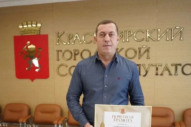 Декард Ханагян получил 2,5 года условно после досудебного соглашения; фирма «Промстрой» была субподрядчиком и фигурирует в деле, затрагивающем связь с экс-мэром Красноярска.