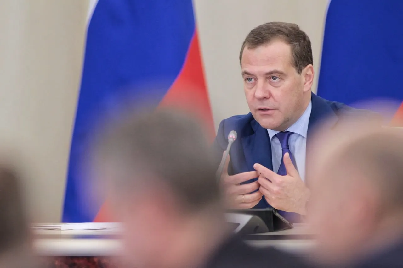 После завершения или приостановки СВО идеологическое противостояние с Западом продолжится; проблемы с воспитанием общества остаются.