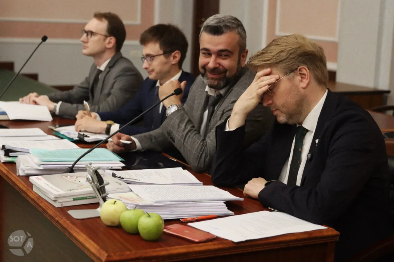 Юрист, представляющий коалицию «Родина», подал иск в Верховный суд против партии «Яблоко», обвиняя её в нарушении избирательного законодательства, неправильной агитации в соцсетях, нарушении авторских прав и призывах к миру; спор затрагивает использование песен, фото и видеоматериалов, а также расходы на кампанию.