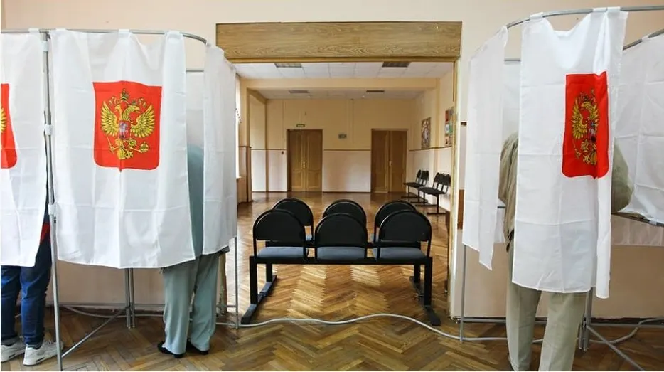 Документ, подготовленный Общественной палатой и ассоциацией Независимый общественный мониторинг, призван регламентировать поведение наблюдателей; восемь партий подписали соглашение, КПРФ и Справедливая Россия отказались, вызывая сомнения в эффективности подхода.