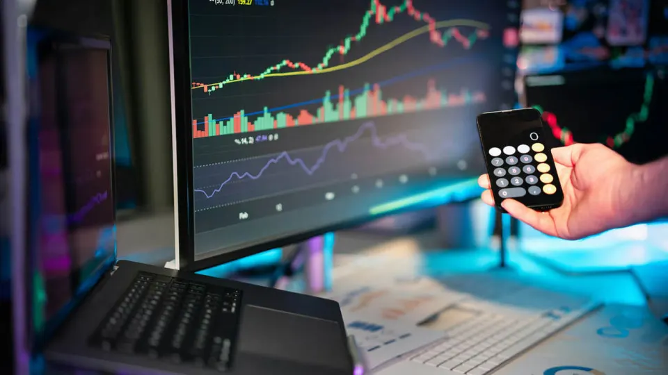 Рассматриваются риски блокировки средств в стейблкоине USDT, комментарии главы ПСБ и примеры блокировок криптовалют в России.