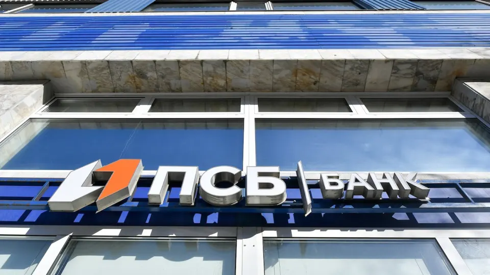 Банк, обслуживающий оборонную промышленность и находящийся под госконтролем, за полугодие потерял около 50 млрд рублей, при этом резервы под возможные потери заметно выросли; государство поддерживает банк капиталом.