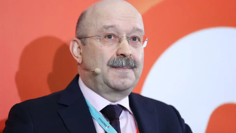 Эксперты предупреждают, что переход на милитаризованную экономику может привести к wreck разрушению существующей модели и потребовать коренных реформ институтов; обсуждаются перспективы мобилизации и влияние на бюджет и промышленность.