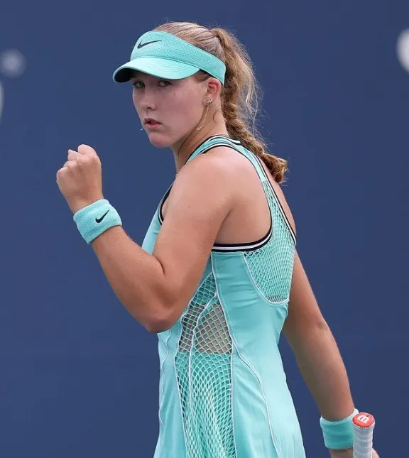 Красноярская теннисистка Мирра Андреева вышла в третий раунд US Open после уверенной победы во втором круге; спортсменка родом из Красноярска.