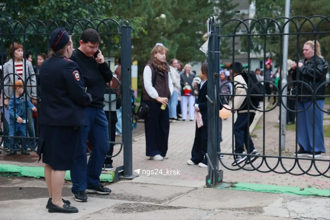 В школах Красноярска у входа начали досматривать сумки и проверять наличие запрещённых предметов.