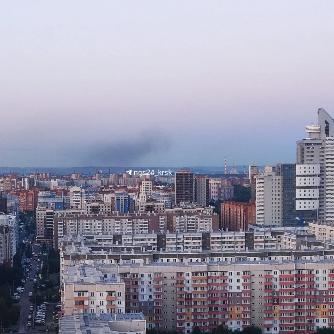 Сообщается о пожаре в Советском районе; черный дым заметен в нескольких частях Красноярска, пожарные работают на месте.