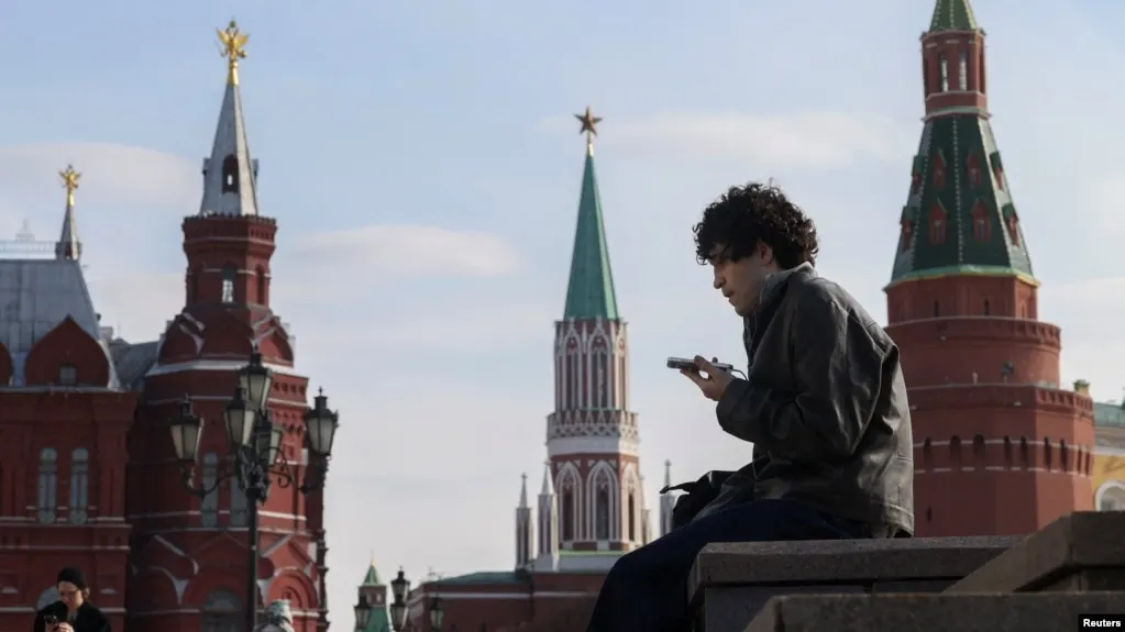 Роскомнадзор предлагает законопроект об идентификации детей в социальных сетях и сокращении времени пребывания несовершеннолетних в интернете до 14 лет; мера направлена на снижение доступа к запрещённому контенту. В мире также идут тенденции к ужесточению требований онлайн.