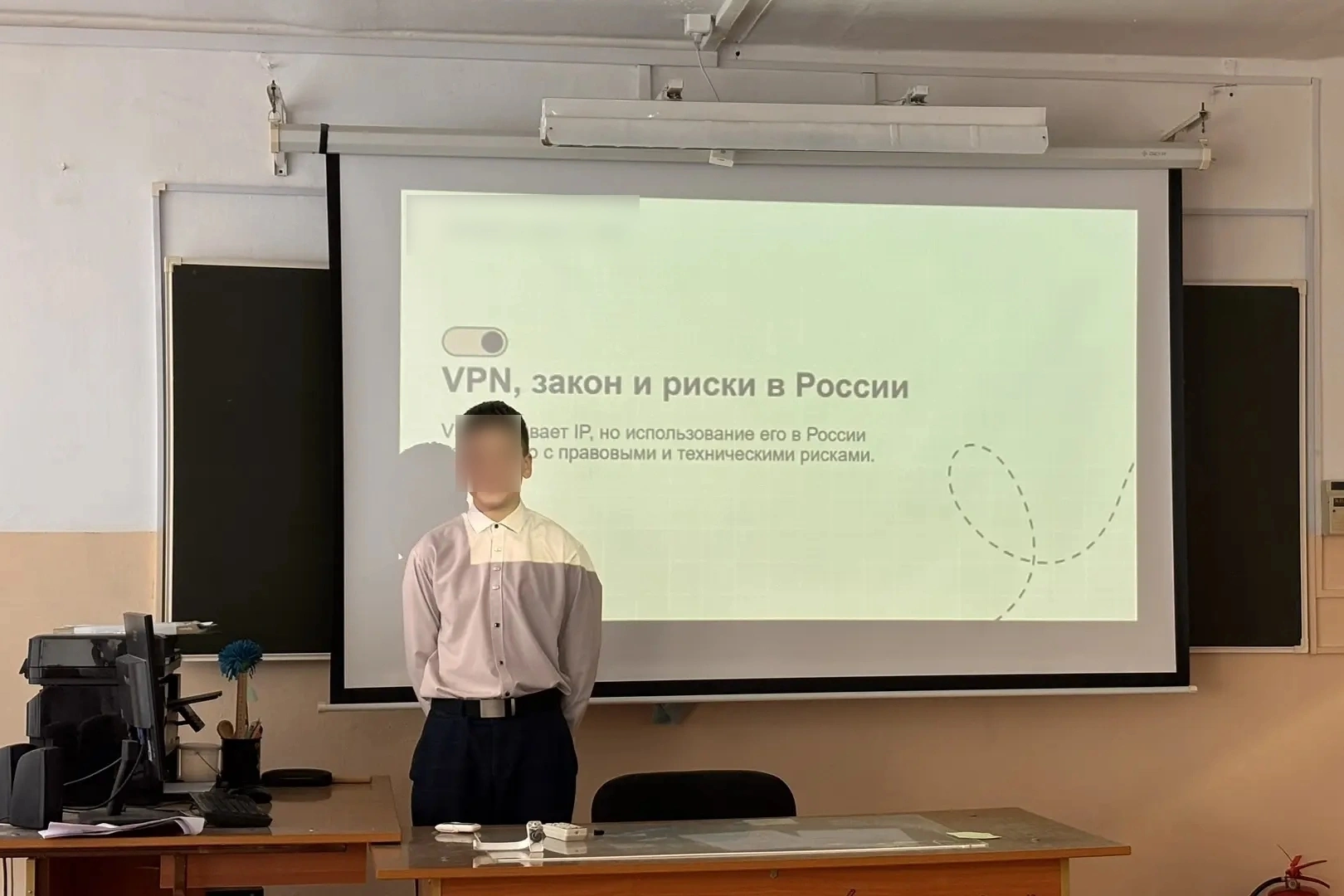 В разных регионах России школы начали проводить специальные уроки и беседы о рисках использования VPN‑сервисов, утечке персональных данных и юридических последствиях онлайн-активности.