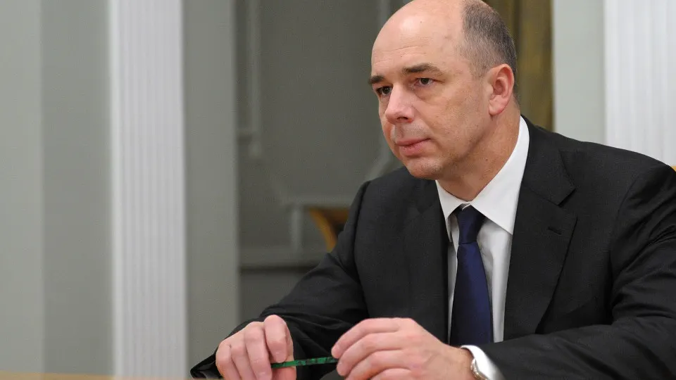 Глава Минфина Антон Силуанов заявил, что искусственный интеллект помогает оптимизировать распределение бюджетных средств и применяется в налоговых и таможенных службах. При этом окончательное решение принимает человек — на этом фоне совокупный дефицит бюджетов по итогам 2025 года достиг рекордных размеров.