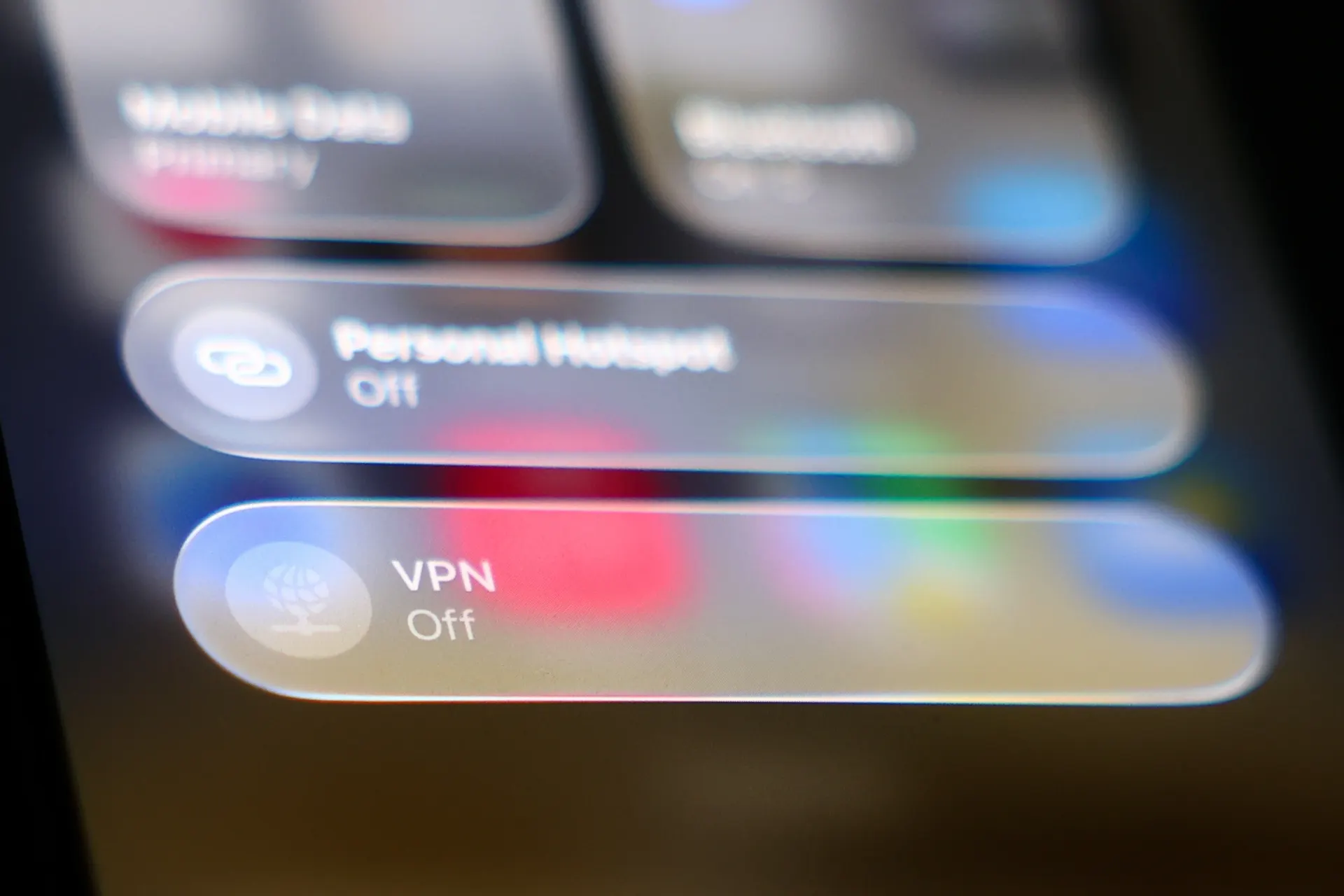После 15 апреля ряд площадок, ранее ограничивавших доступ через VPN, стал частично доступен: у некоторых пользователей маркетплейсы и сервисы запускаются с включённым VPN, у других — остаются недоступны.