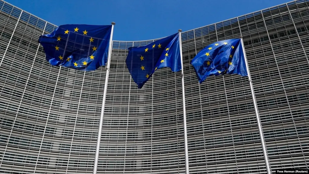 Совет ЕС ввёл санкции против медиаплатформы Euromore и «Правфонда», обвинив их в распространении пророссийской пропаганды и подрыве доверия к институтам Евросоюза.