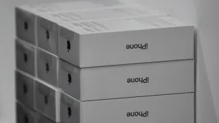 У крупных продавцов электроники в России накопились избыточные запасы дорогих смартфонов Apple и Samsung. На фоне снижения покупательной способности и общего падения спроса на непродовольственные товары ритейлеры вынуждены резко снижать цены и распродавать технику с существенными скидками.