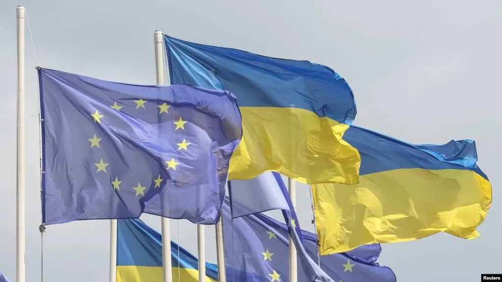Евросоюз единогласно одобрил изменения в бюджет для выделения Украине кредита на 90 млрд евро и согласовал 20‑й пакет санкций против России. Средства планируется направить на поддержку армии, оборонной промышленности и граждан Украины.