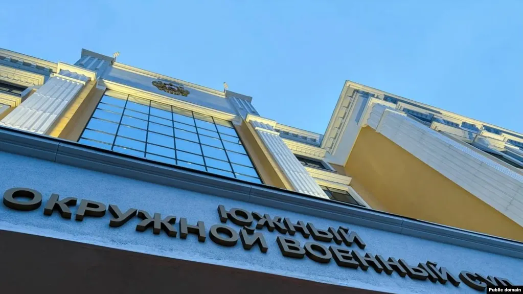 Южный окружной военный суд назначил трём молодым людям из Ростова-на-Дону сроки от восьми до десяти лет лишения свободы по делу о подготовке поджога военкоматов. Осуждённые проведут первые три года в тюрьме, а затем будут отбывать наказание в колонии строгого режима.