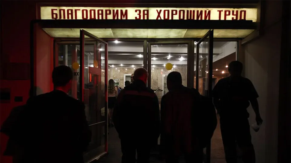 Число работников бюджетной сферы, рекомендованных к увольнению, превысило 105 тысяч человек. Больше всего сокращений ожидается в крупных регионах, включая Москву и Красноярский край, на фоне растущего дефицита федерального и региональных бюджетов и курса на «оптимизацию» численности персонала.