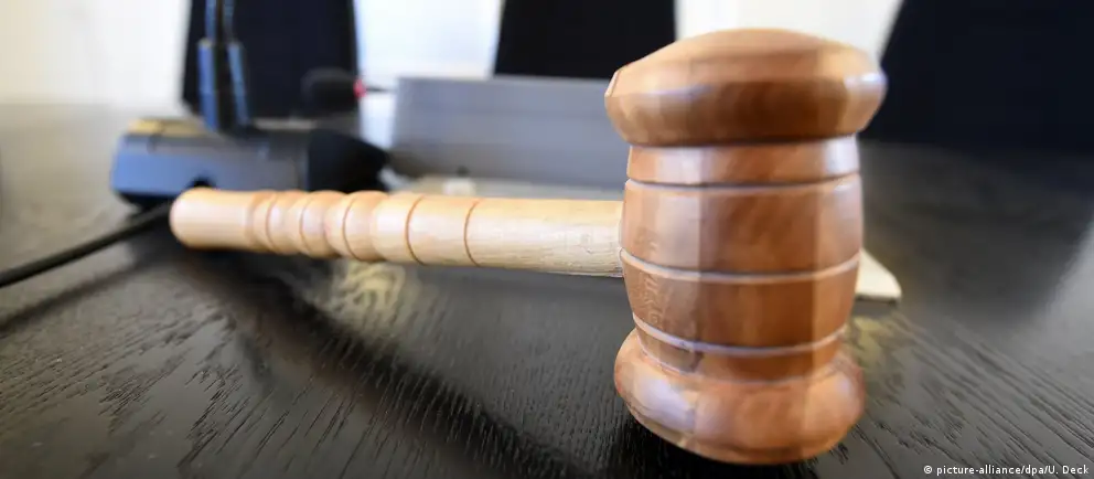 Советский районный суд Воронежа оштрафовал 24‑летнего Романа Мальцева по статье о демонстрации запрещённой символики: в основе дела — фотография, на которой следствие усмотрело символику несуществующего «Международного движения сатанизма». Дело опирается на рапорт сотрудника Центра «Э».