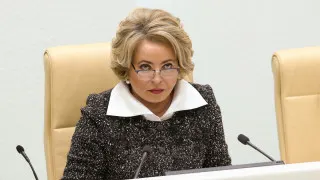 Спикер Совета Федерации Валентина Матвиенко назвала «обезлюдивание территорий» стратегической угрозой и предложила бороться с вымиранием России с помощью переселения людей в просторные дома по всей стране, рождения больших семей и общенациональной акции по высадке цветов во дворах — на фоне рекордного падения рождаемости и естественной убыли населения.