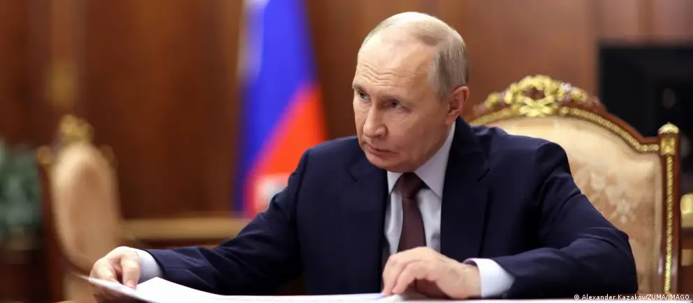 Президент России подписал закон, который выводит из-под антикоррупционного контроля сделки чиновников и их семей, совершенные до назначения на госдолжность, а также меняет порядок декларирования доходов.