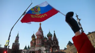 Объем неплатежей между российскими компаниями вырос до 8,2 трлн рублей, что эквивалентно 3,8% ВВП. Основной рост задолженности пришелся на обрабатывающую промышленность и торговлю, а бизнес связывает кризис неплатежей с повышением налогов и сокращением бюджетных расходов.