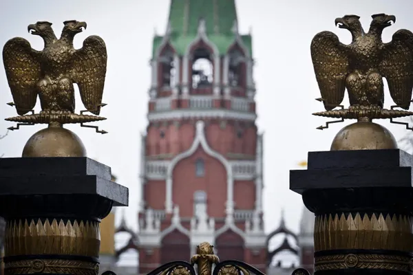 В ряде российских стриминг‑площадок к фильмам добавляют уведомления о том, что в картинах удалены или скрыты фрагменты в соответствии с действующим законодательством.
