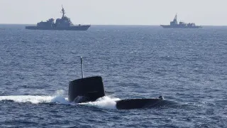 Правительство Японии радикально пересмотрело послевоенную доктрину и разрешило экспорт летальных видов вооружений, открывая путь к участию страны в глобальном рынке оружия при формальном сохранении ограничений на поставки в зоны боевых действий.