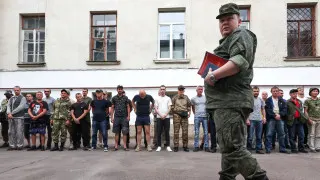 Минобороны России предложило разрешить проверку военнослужащих на алкогольное опьянение прямо в частях с помощью экспресс‑тестов, чтобы не отправлять их в медучреждения, что считается затруднительным в условиях боевых действий.