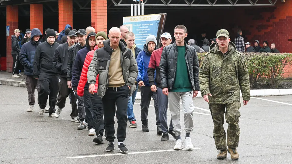 Молодому человеку из Санкт‑Петербурга запретили покидать страну: в электронном реестре появилось ограничение на выезд. Правозащитники фиксируют похожие случаи по всей России и советуют как можно раньше обжаловать запреты.
