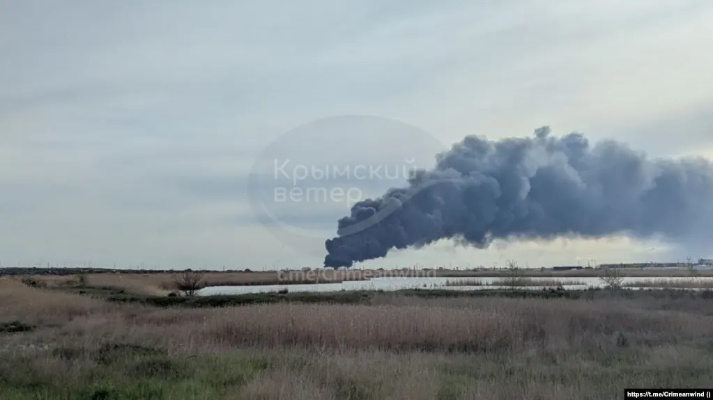 В Самарской области при ночной атаке дронов на промышленные объекты погиб человек и есть пострадавшие, удар также пришёлся по нефтеперекачивающей станции в Нижегородской области; сообщения поступают о новых атаках на объекты в Крыму и Туапсе.