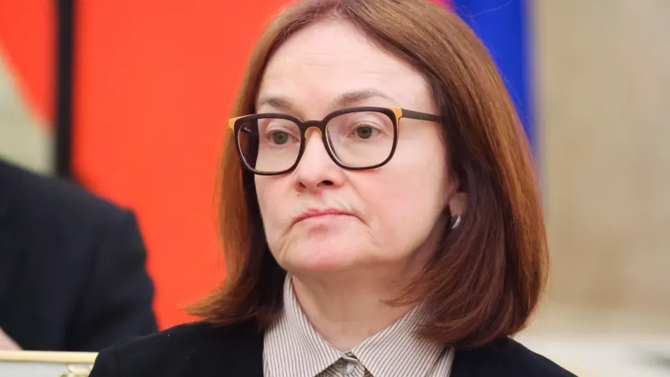 Благодаря подорожанию нефти Банк России резко увеличил прогноз экспортной выручки и профицита торговли, однако ожидает лишь слабый рост ВВП и сохранение режима экономии для населения и бизнеса на фоне повышенной инфляции и высоких ставок.
