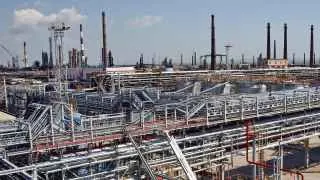 Из‑за атак беспилотников приостановлена переработка нефти на Новокуйбышевском, Туапсинском, Саратовском, Киришском и Нижегородском НПЗ, что затронуло значительные мощности по выпуску бензина и дизтоплива.